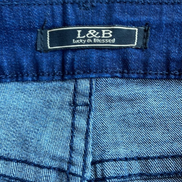 Jeans with floral backed holes - Picture 3 of 4